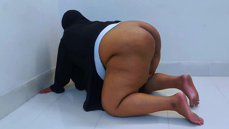 Aria Mia: Pembantu rumah Muslim Arab membersihkan bilik saya &amp; saya melihat pantat...