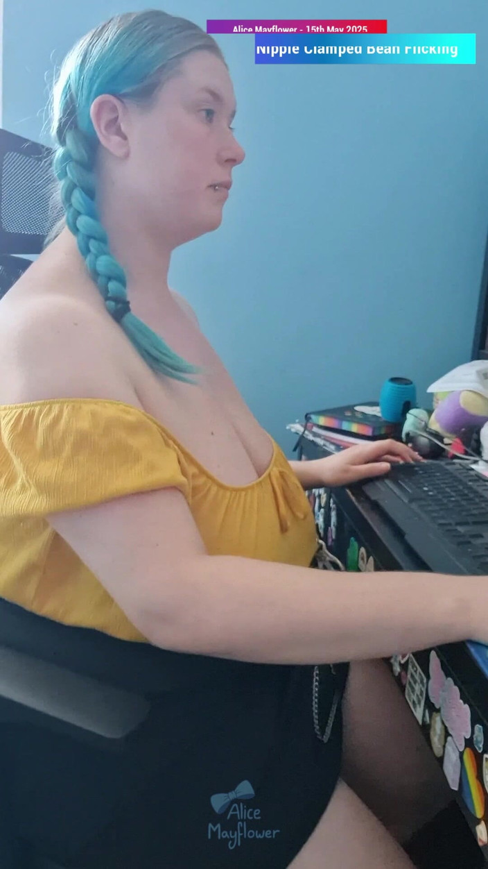 Alice_Mayflower_Scottish: Meme ucu kenetlenmiş fasulye titreşiyor - solo kız