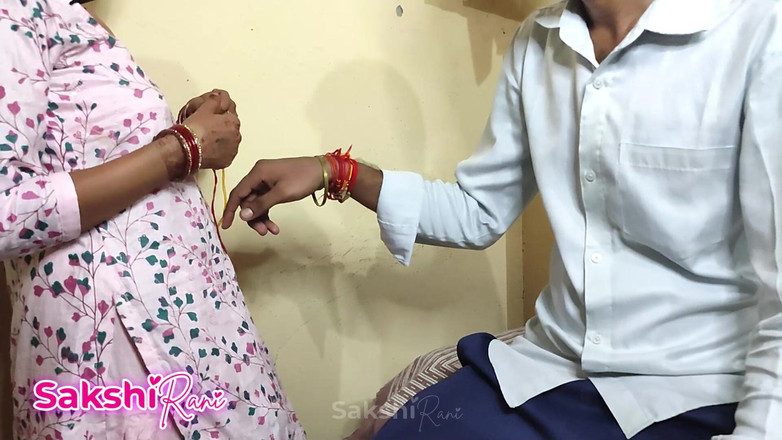 sakshi_raniii: Pada Raksha Bandhan, gadis seksi Bhua diberikan hadiah istimewa terbaik.