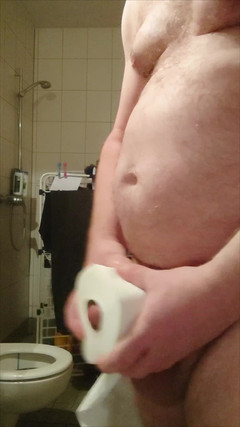 Carmen_Nylonjunge: Klopapierrolle Und Der Kleine Penis