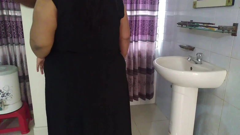 Aria Mia: Servitoarea siriană curăță casa proprietarului saudit în Burqa negru și hijab, face...