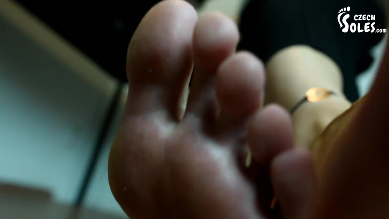 Czech Soles - foot fetish content: Dev kadın büyük ayak hakimiyeti