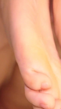 Ejaculare pe picioarele ei