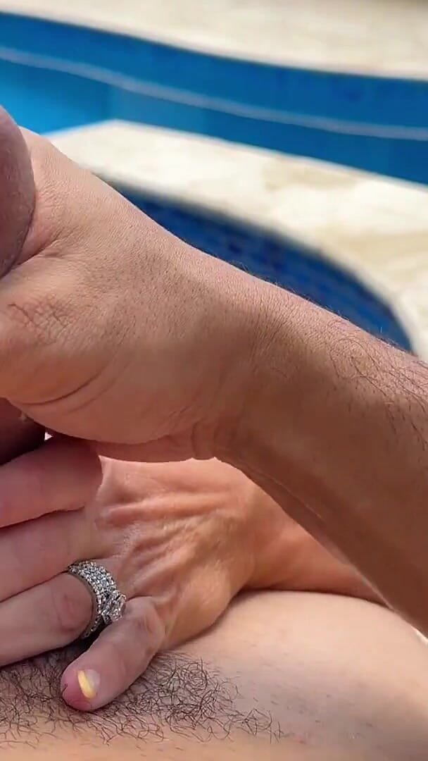 Teddy Tarantino: Dicke titten milf Cali K fickt teddy tarantino am pool
