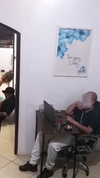 Terwijl de man werkt, begroet de vrouw in een handdoek de bezorger