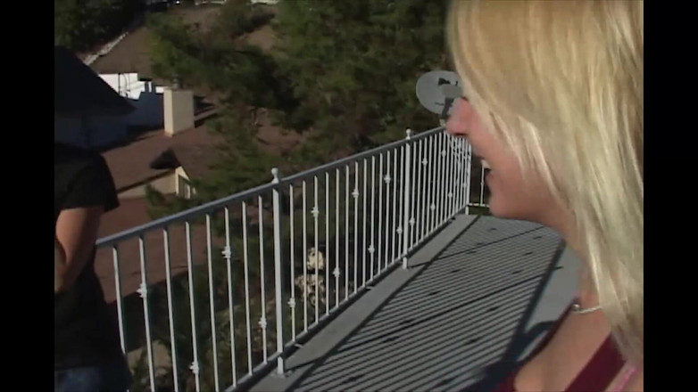 Dirty Lesbian: 这个女同性恋同时和 5 个女孩做 - 明目张胆