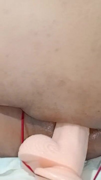 Bu yeni oyuncağın çok büyük bir kafası var, canımı yakıyor.