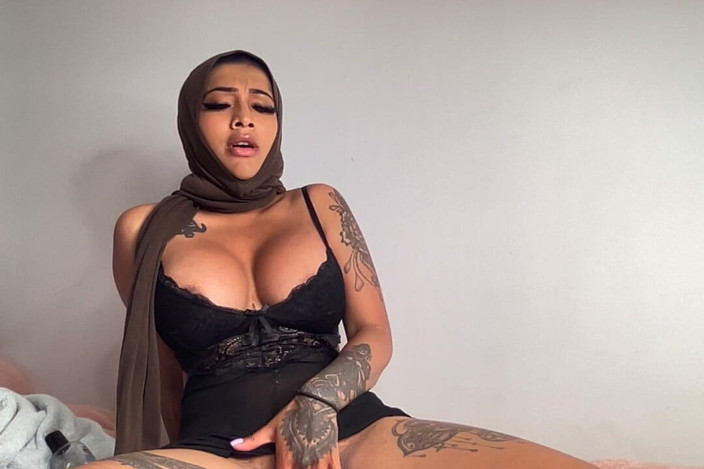 Yasmina Khan: Hijabi Solo Scene with BBC Dildo