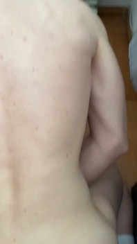 Je baise mon frère musclé devant le miroir