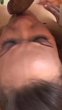 Layla la troia mora fa ai ragazzi neri un pompino memorabile e deepthroat in un'orgia fantastica