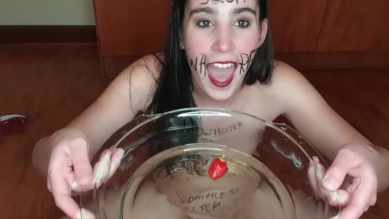 domslutfucker: 汚い話し方をする小便娼婦がおしっこまみれの果物を食べ、身体を貶める