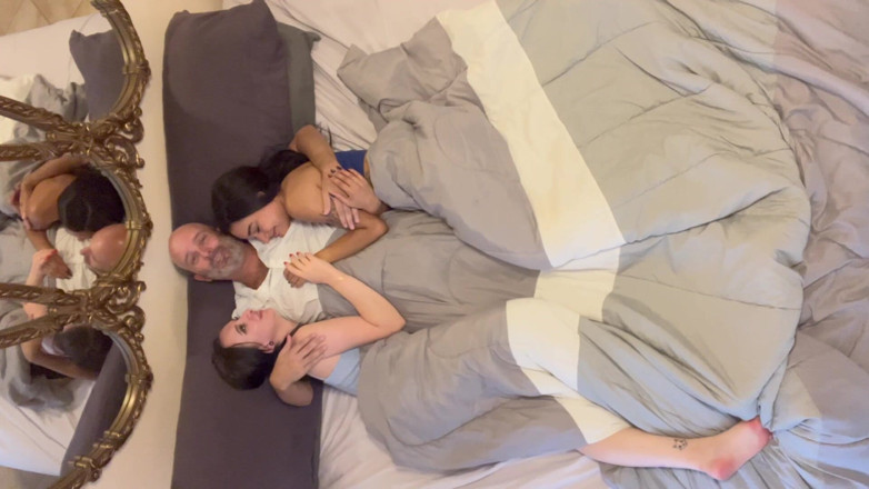 Island Boy Vids: Cuddles &amp; Bercium dengan Ayla &amp; Zara
