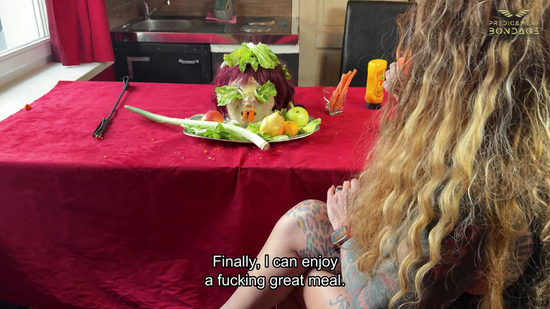 Dominatrix Frida: Menghinakan hamba berkuasa di Meja Makan (223)