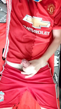 Il giovane gay si masturba indossando attrezzatura da calcio