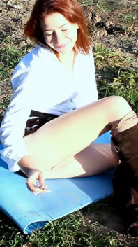 Si rambut merah merokok dan menunjukkan pantat, kaki dan pepeknya dalam pantyhose