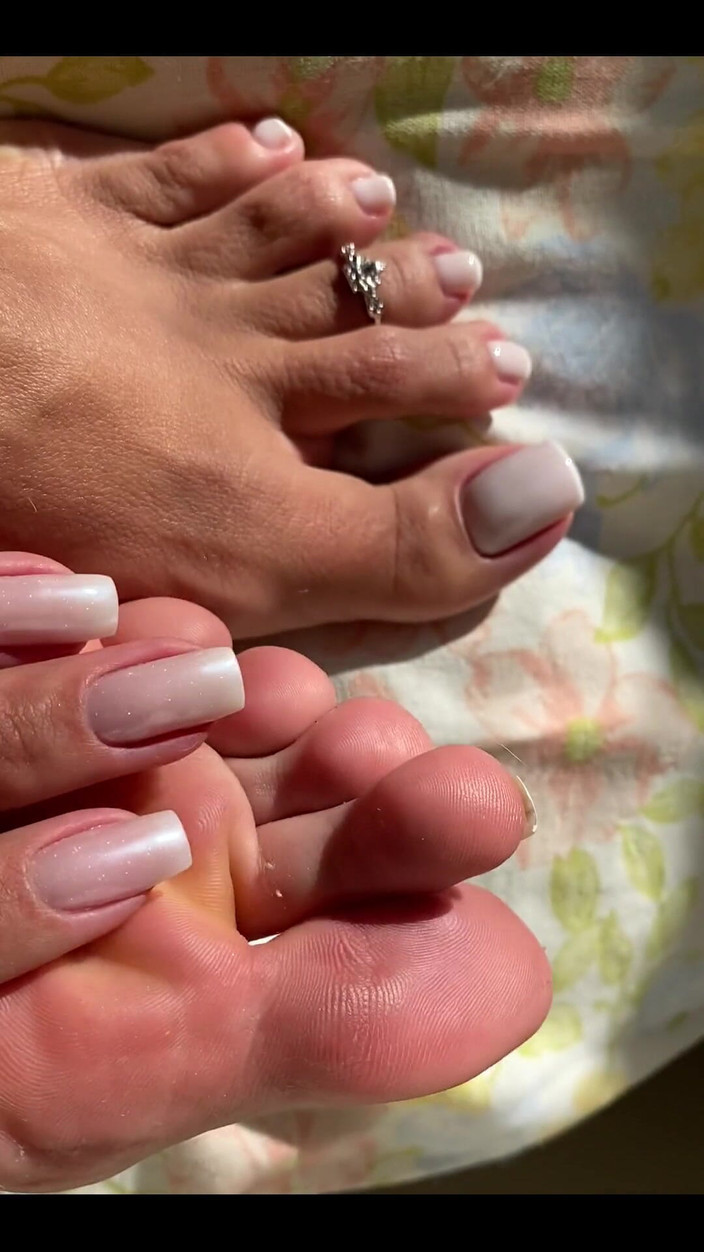 KiffaFeet: Jag måste visa dig mina perfekta franska tå naglar så...