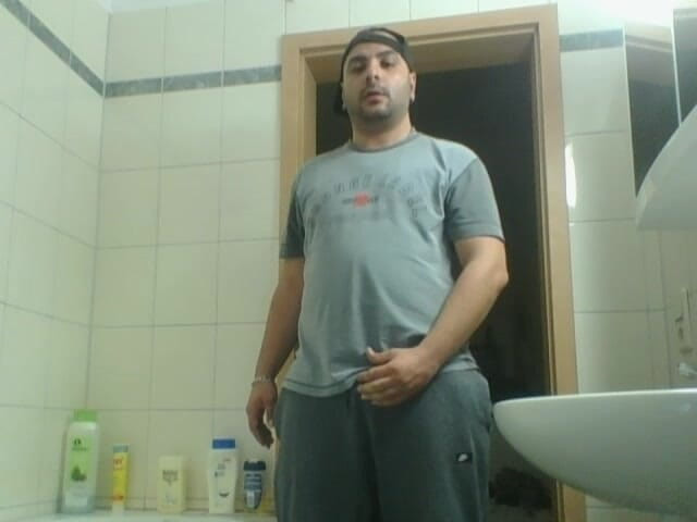 SmokedAlloy2: Dirtyjunkbro pișând în toaletă