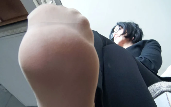 Goddess zephy: Ignorat la Picioarele șefului îmbrăcate în ciorapi de nailon!