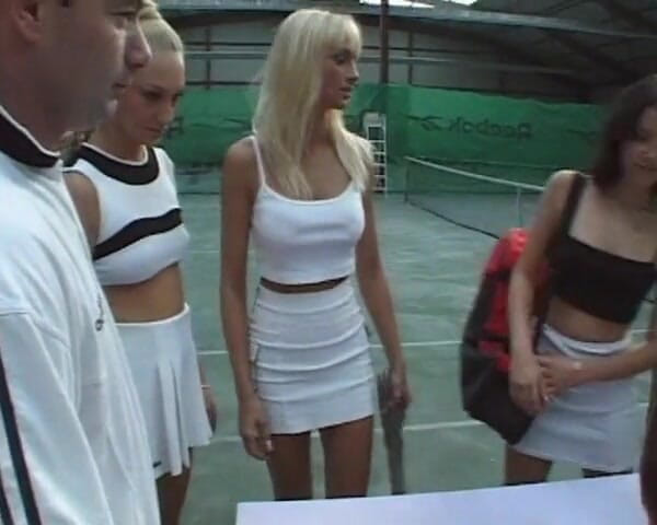 Monde Francais: Des Françaises chevauchent une bite sur un court de tennis