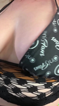Sâni în bikini săltăreți!!