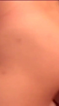 Sex acasă cu Elisa, o brunetă italiană curvă este futută în pizdă de o pulă uriașă și își umple gura