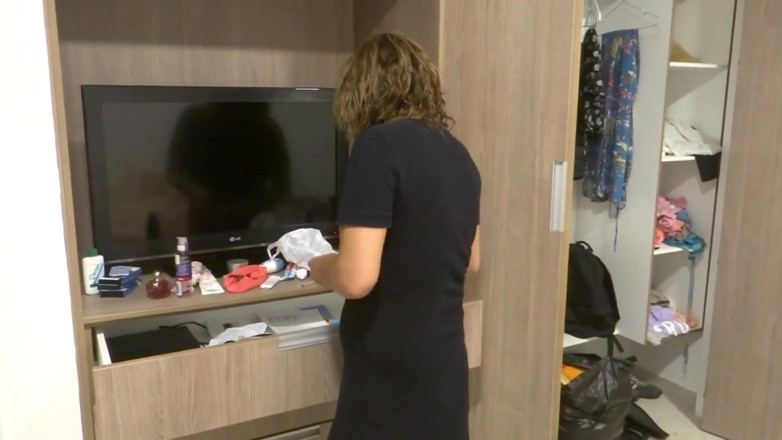 Ardientes69: 継母が入浴後に服を着るのを見て自慰をします。彼女はお尻を見せてくれた。
