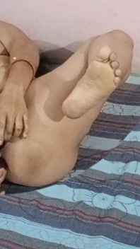 Sayra fazendo uma forte exibição de sua bunda e buceta quente