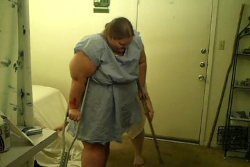 BBW nurse Vicki adventures with friends: Angie cayó aquí, está en la sala de examen con...