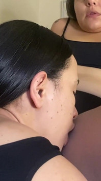 내 가장 친한 친구는 내가 올 때까지 내 보지를 젖게 먹는다
