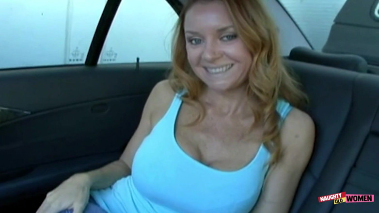 Naughty old women: Ser arada em um carro em público enche a milf...