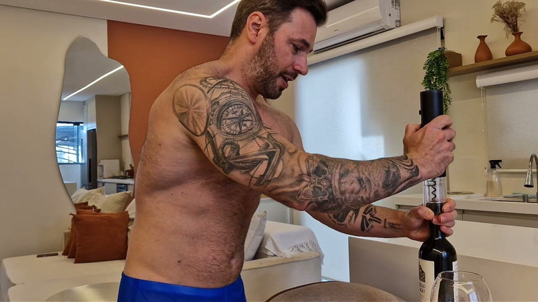 Dom Tatuado: Bărbat musculos și arogant te invită să faci o masturbare până...