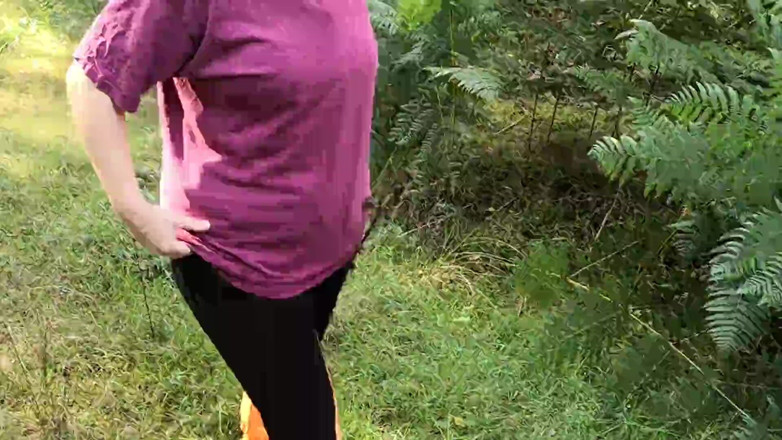 Bouncy Tits Action: आउटडोर जगह पर पूरी तरह से नग्न