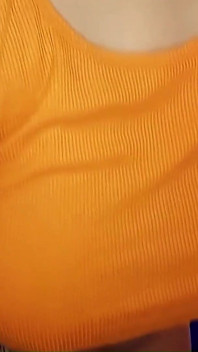 Přistihla mě, jak se dívám, jak se obléká, ale místo toho, aby byla naštvaná, pozvala mě blíž