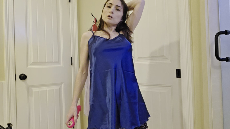 Annalee Blue: Azgın evli kadın kocasını beklerken yoruldu ve mastürbasyon yapmaya karar...