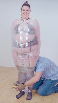Lacey’s Saran Wrap Enigma : attachée pour un plaisir intense