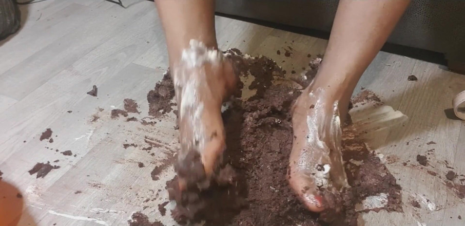 Simp to my ebony feet: Bütün çikolatalı pasta ayak stomp