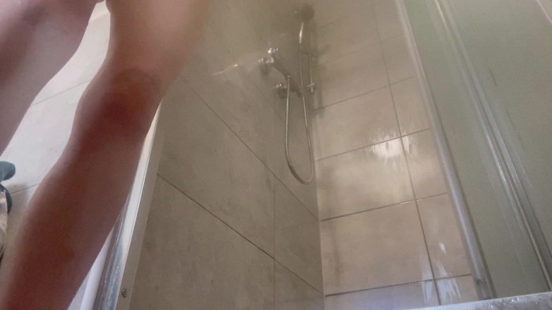 Glitterqueen1999: Giantess Tiny Secretly Watches Me Shower and Pee Eat Breakfast