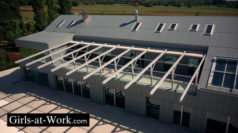 Girls At Work: Trong nhà vệ sinh của Viện