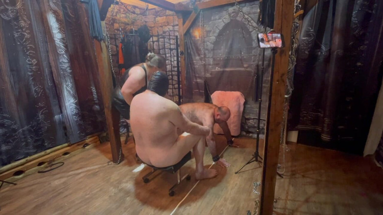 Lanista_Bear: Bagian 2: booboo adalah kursi cewek dominan, sementara bottom feeder lagi...