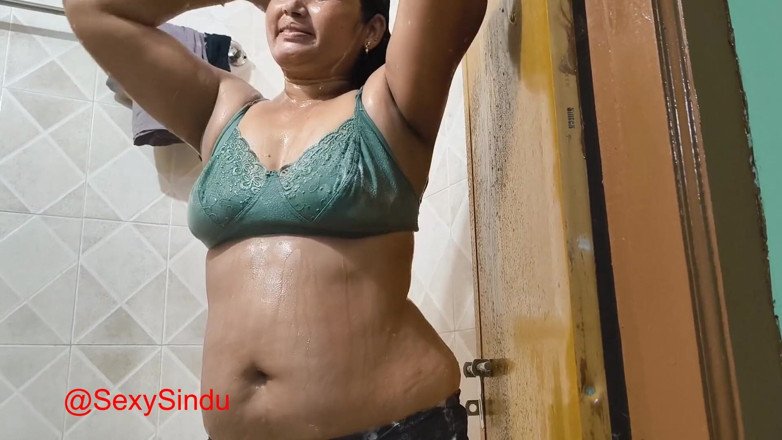 Sexy sindu: Індійська аматорська красуня в гарячому душі