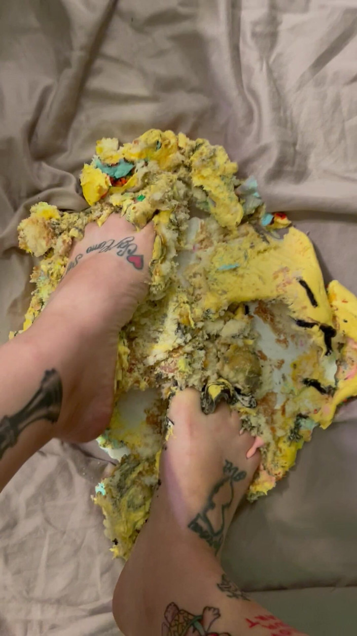 CherryBombBomb: Rozbití dortu mými roztomilými nohami