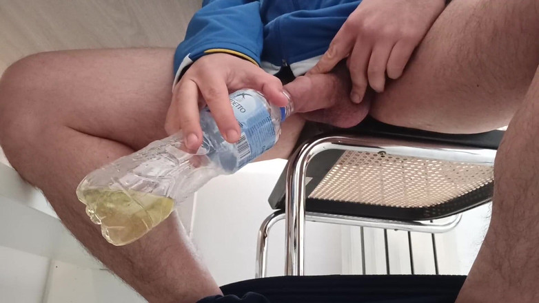 Kinky Guy: 我在工作期间需要撒尿