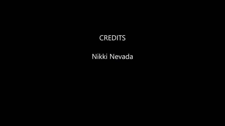 Nikki Nevada: Masturbasi dengan pisang kaca