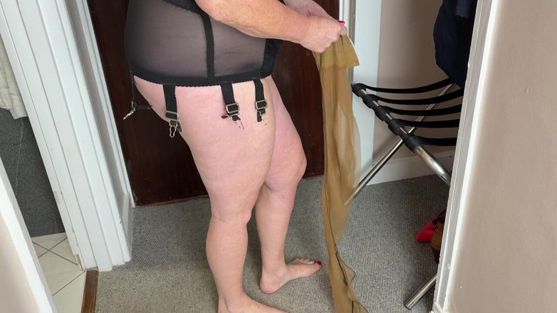 Aunty Sandra vintage girdle queen: Vgq21 Mătușa Sandra se îmbracă pentru o întâlnire