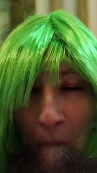 Une fille aux cheveux verts à la chatte naturelle se fait éjaculer sur le visage