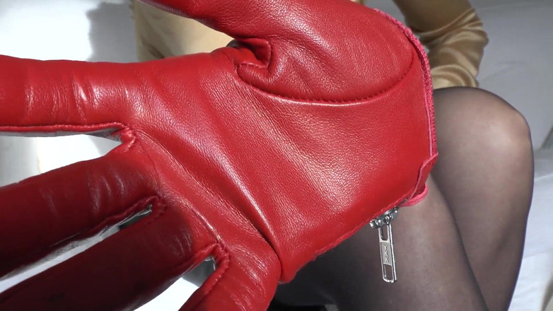 Lady Victoria Valente: 赤い革の手袋を激しく嗅いでいる、レディ・ヴィクトリア・ヴァレンテ