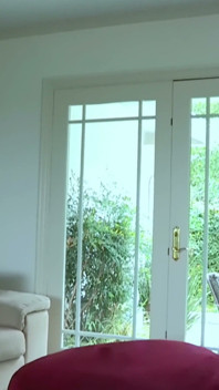 Tatuada morena leva a loira - peitos, língua e dedos no quarto brilhante