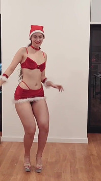 Maman Noel vient chercher du lait dans la bouche