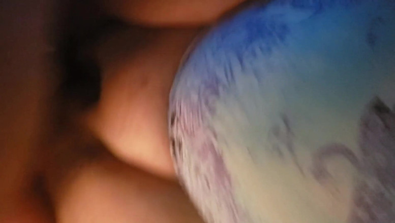 Horny wet couple: İri güzel evli kadın bacaklarını geniş açıyor