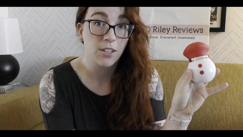 Lily O'Riley: NSFW 바이브레이터를 빠는 키스의 검토